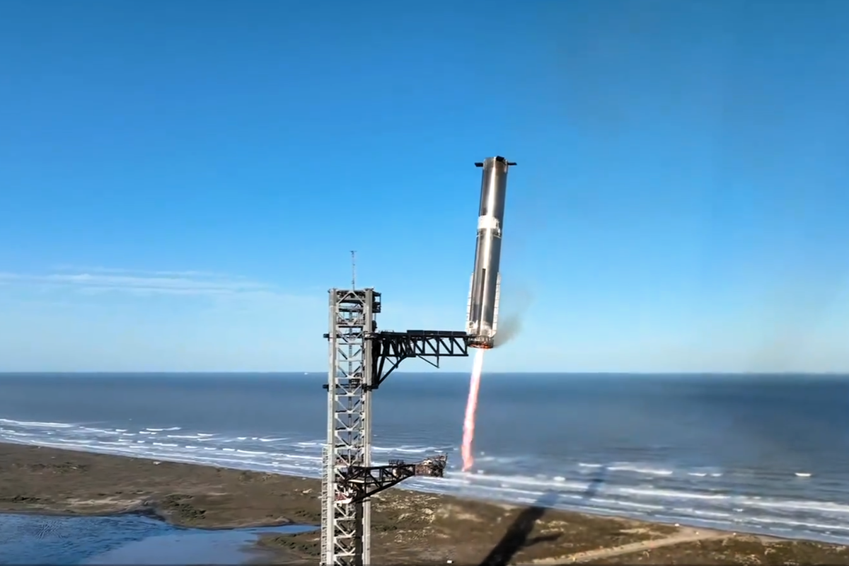 Một phút trước khi xảy ra sự cố, SpaceX sử dụng cánh tay khổng lồ của tháp phóng để bắt tên lửa đẩy quay trở lại, một kỳ tích mà hãng từng làm được một lần trước đây. Tên lửa đẩy đang hạ xuống lơ lửng trước khi bị cánh tay robot kẹp lấy.