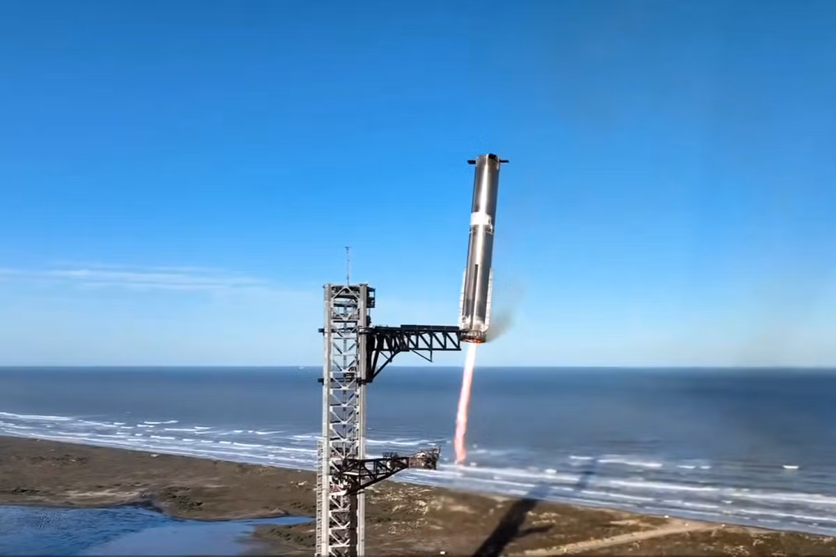 Một phút trước khi xảy ra sự cố, SpaceX sử dụng cánh tay khổng lồ của tháp phóng để bắt tên lửa đẩy quay trở lại, một kỳ tích mà hãng từng làm được một lần trước đây. Tên lửa đẩy đang hạ xuống lơ lửng trước khi bị cánh tay robot kẹp lấy.