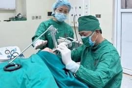 Ăn quất hồng bì, người phụ nữ bị sặc dị vật vào phổi