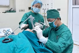 Ăn quất hồng bì, người phụ nữ bị sặc dị vật vào phổi