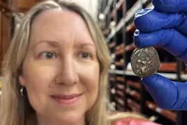 Bí ẩn đồng tiền 2.000 tuổi trong hộp thu tiền của tài xế xe buýt