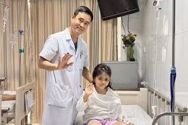 Đắp lá trị viêm xương, trẻ 8 tuổi không đi lại được