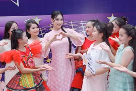 Thanh Mai xinh đẹp đi chấm thi MC nhí