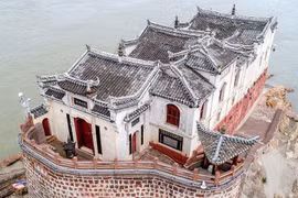 Ngôi chùa hơn 700 năm giữa sông Trường Giang, ẩn hiện theo mùa nước