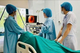 Chảy máu tiêu hóa nặng vì thói quen thức khuya lướt điện thoại