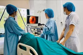 Chảy máu tiêu hóa nặng vì thói quen thức khuya lướt điện thoại