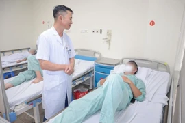 Phun thuốc bằng điều khiển từ xa, người đàn ông bị máy chém