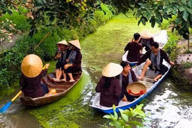 Về miền Tây mùa nước nổi, chọn tour nào để không “hớ”?