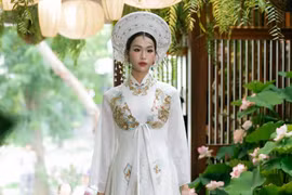 Á hậu Chuyển giới Nguyễn Cao Minh Anh nền nã với áo dài