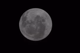 Phi hành gia Artemis II gửi ảnh cận cảnh đầu tiên chụp Mặt trăng