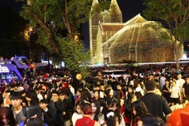 'Biển người' nô nức đổ về trung tâm TP HCM trong đêm Giáng sinh