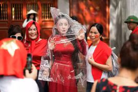 Xác minh video Ngân 98 bị đuổi khỏi Nhà thờ Lớn Hà Nội khi đang chụp ảnh