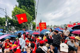 "Khối yêu nước" đổ về chật kín đường Trần Phú, Hùng Vương chờ xem diễu binh