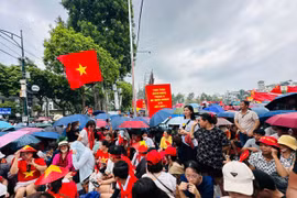 "Khối yêu nước" đổ về chật kín đường Trần Phú, Hùng Vương chờ xem diễu binh