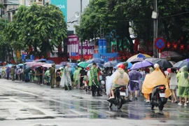 Dòng người ùn ùn đổ về đường Hùng Vương, Nguyễn Thái Học chờ xem diễu binh