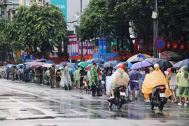 Dòng người ùn ùn đổ về đường Hùng Vương, Nguyễn Thái Học chờ xem diễu binh