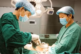 Lấy 2000ml máu cục và gan vỡ trong bụng nữ bệnh nhân đa chấn thương nặng