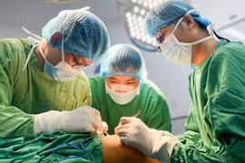 Cứu cánh tay bé trai 7 tuổi bị đứt động mạch do té ngã