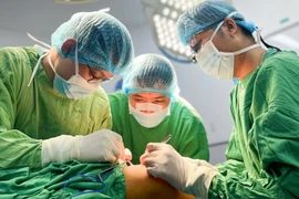 Cứu cánh tay bé trai 7 tuổi bị đứt động mạch do té ngã