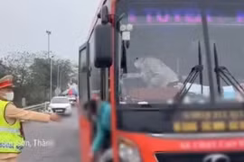 Xe khách 45 chỗ 'nhồi nhét' 83 người bị xử phạt 