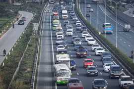 Hà Nội sáng 27 Tết, dòng người nối đuôi nhau rời cửa ngõ Thủ đô 