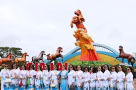 Dịp cuối năm, người dân nô nức check-in cụm linh vật 'Đất võ – Đại ngàn'