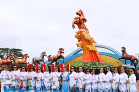 Dịp cuối năm, người dân nô nức check-in cụm linh vật 'Đất võ – Đại ngàn'