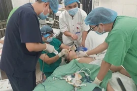 Bé gái 3 tuổi nguy kịch do hóc hạt hướng dương