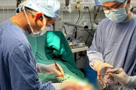 Phẫu thuật vi mô cứu người đàn ông tự gây tổn thương bộ phận sinh dục