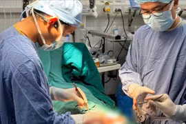 Phẫu thuật vi mô cứu người đàn ông tự gây tổn thương bộ phận sinh dục