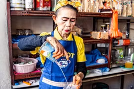 Quán trà sữa Bangkok gây sốt vì bà chủ make up 'đậm không lối thoát'