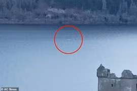 Quái vật hồ Loch Ness 'tái xuất', bơi rất nhanh?