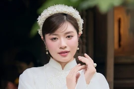 Sao mai Thu Hằng diện áo dài trắng thuần khiết đẹp nao lòng