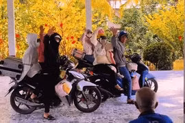 Hết Tết, cảnh ông nội nhìn con cháu rời nhà lên thành phố gây xúc động