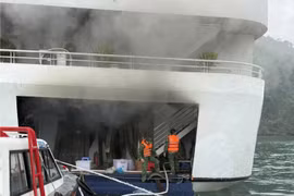 Kịp thời dập tắt đám cháy trên tàu du lịch chở 32 người ở Hải Phòng