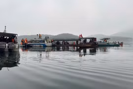 Tìm thấy thi thể bé trai vụ lật tàu ở hồ Thác Bà