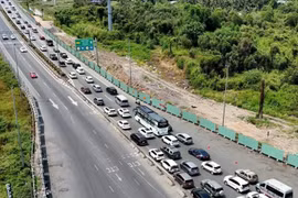 Giao thông ùn ứ tại cửa ngõ TP HCM cuối kỳ nghỉ Tết