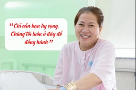 Mẹ 49 tuổi đón con đầu lòng trong 'bọc điều'