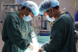 Phẫu thuật thành công cho bệnh nhi 14 tuổi mắc ung thư buồng trứng hiếm gặp