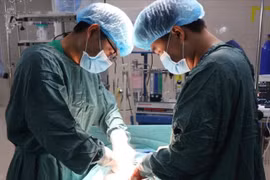 Phẫu thuật thành công cho bệnh nhi 14 tuổi mắc ung thư buồng trứng hiếm gặp