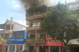 Cháy nhà nghỉ ở Tuyên Quang, cột khói bốc cao cả chục mét