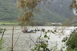 Lật thuyền trên sông Gianh ở Quảng Trị, 2 người tử vong, 2 người mất tích