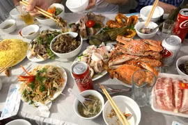 Cầm 300 nghìn mừng cưới bạn, cô gái vội đổi phong bì 