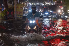 Triều cường gây ngập nặng ở TP HCM, người dân lội nước về nhà
