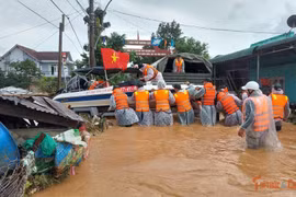 Bộ đội bám hiện trường hỗ trợ dân khắc phục sau đợt mưa lớn ở Lâm Đồng