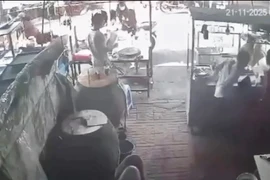 Đang bán bánh mì, người phụ nữ mang thai 36 tuần bị kẻ lạ đâm vào bụng