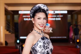 Hoa hậu Loan Vương đẹp nền nã với áo dài cách tân