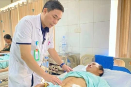 Người đàn ông suýt vỡ mạch máu ổ bụng vì chiếc tăm tre 'đi lạc' vào tá tràng