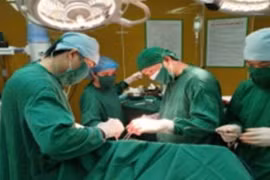 Người đàn ông hôn mê do tràn mủ dưới màng cứng não