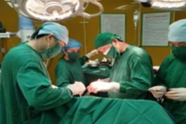 Người đàn ông hôn mê do tràn mủ dưới màng cứng não